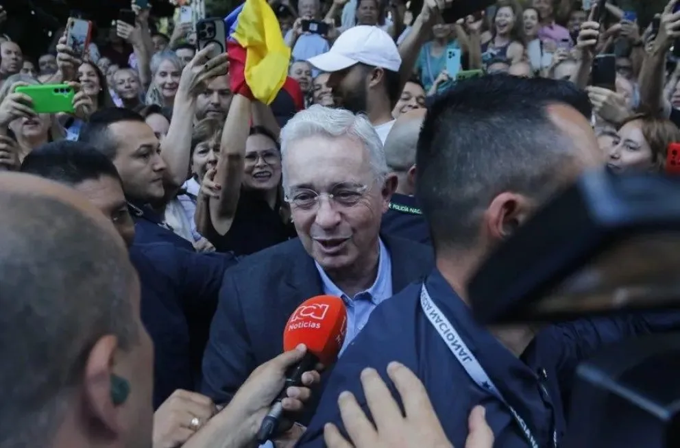 Fotografía de archivo del expresidente de Colombia Álvaro Uribe (c). EFE