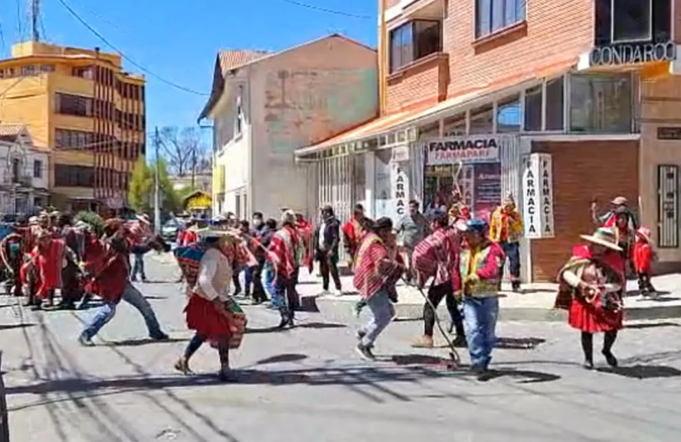 Momentos de tensión fuera de la Sede del Conamaq, la mañana de este martes.  Foto: M. Belmonte