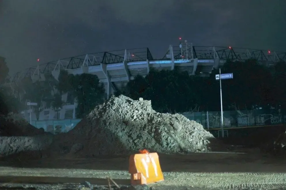 Fotografía de los trabajos de remodelación en el estadio Azteca este sábado, en Ciudad de México (México). EFE