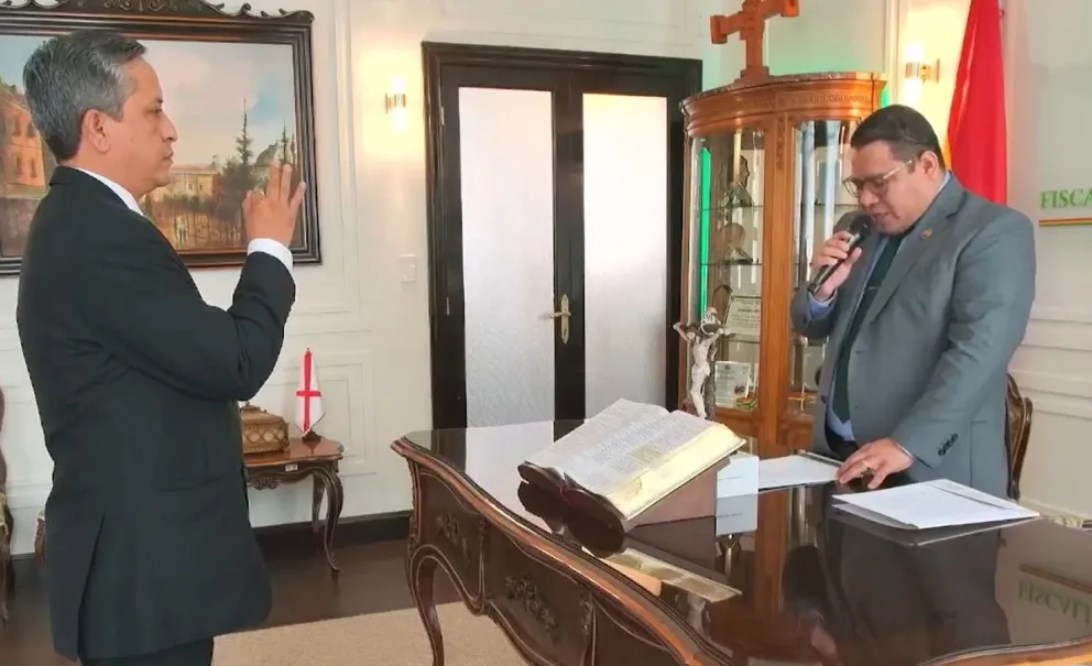 El fiscal general Roger Marica le toma juramento a la nueva autoridad departamental. Foto: Captura de video