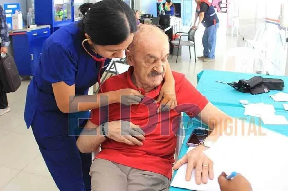 Xabier Azkagorta es atendido en una clínica en Santa Cruz. Foto: El Día