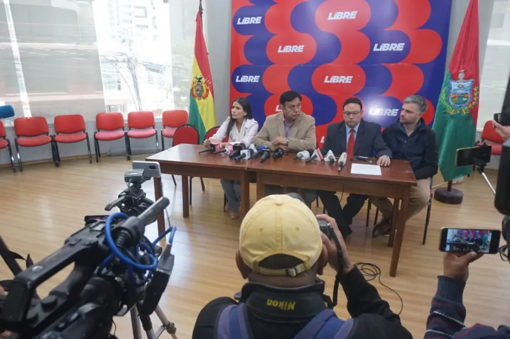 El equipo de Libre, en una rueda de prensa. Foto: APG 