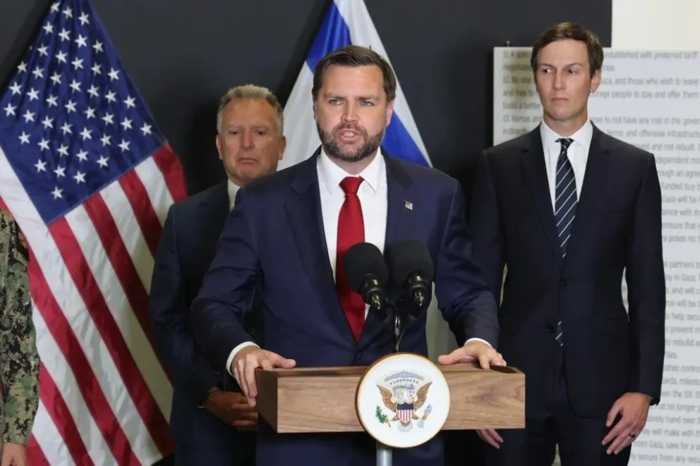 El vicepresidente de EE.UU., JD Vance, habla con la prensa en el Centro de Coordinación Civil-Militar liderado por EE.UU. (CMCC) en una ubicación no revelada en el sur de Israel, 21 de octubre de 2025. EFE