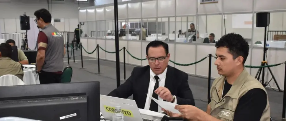 Funcionarios del TED Santa Cruz durante el conteo de votos. FOTO: TED