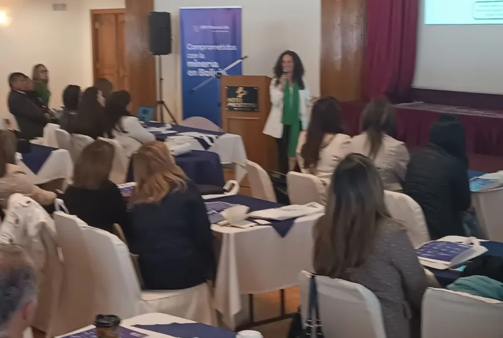 Una de las expositoras durante el  primer Foro Multisectorial de Mujeres “Minería con Igualdad. Foto. NPM Minerales. 