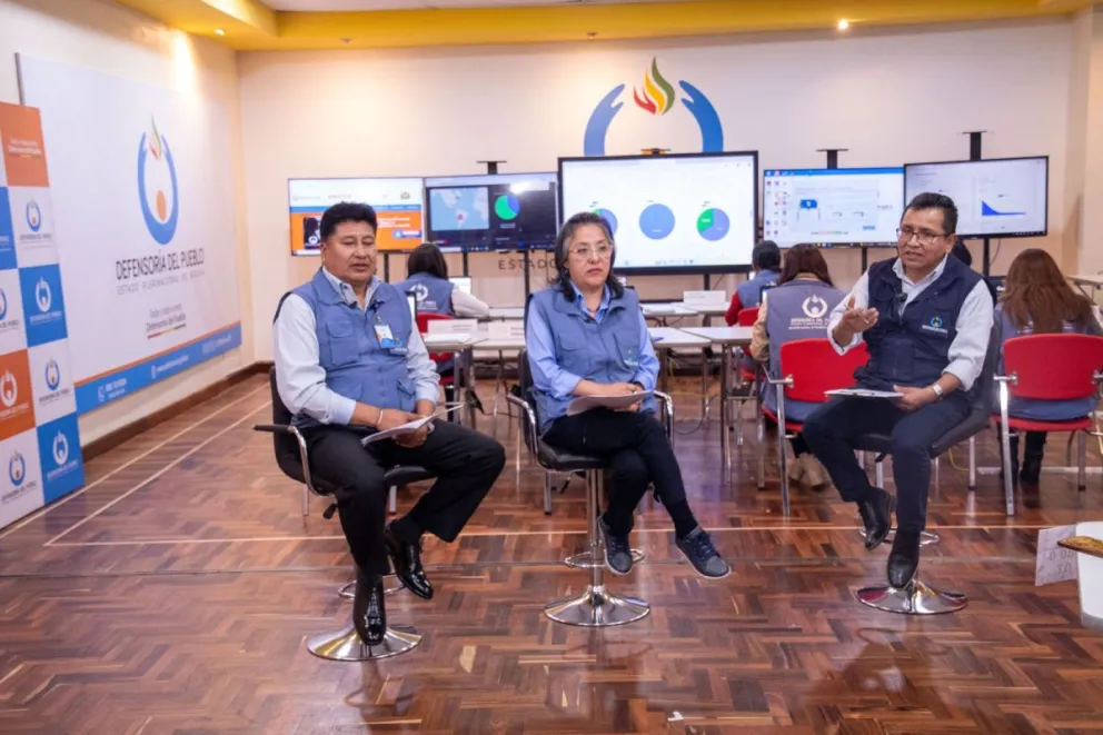 El defensor Pedro Calisaya junto a su equipo. FOTO: Defensoría del Pueblo