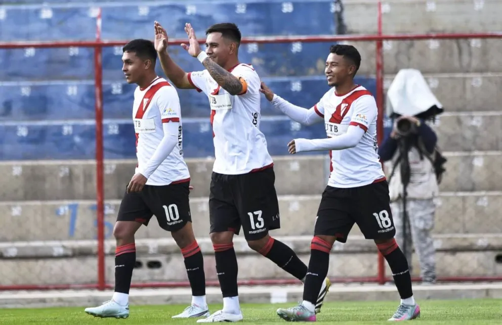 Cuéllar, al medio, celebra el segundo gol de los millnarios. Foto: Marka Registrada