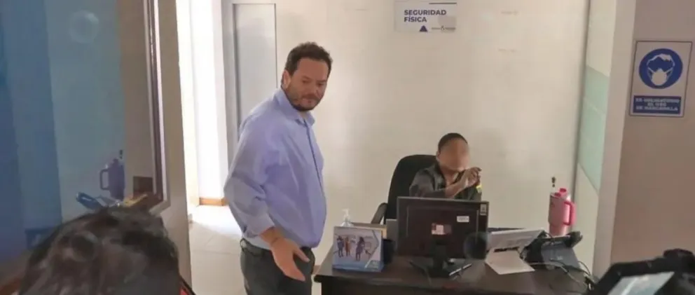 Dorgathen ingresó a oficinas de la Aduana Nacional la tarde de este martes. Foto: Unitel