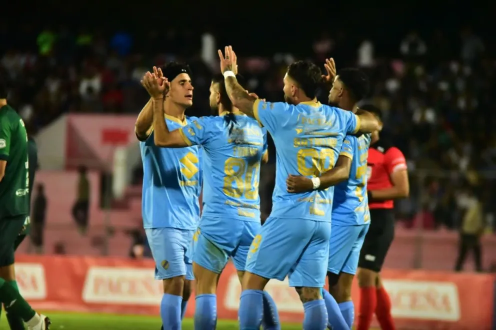 Los jugadores de Bolívar celebran uno de sus goles en Tarija. Foto: APG.