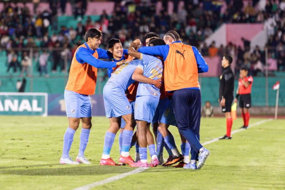Los futbolistas de Bolívar celebran uno de los siete goles que hicieron. Foto: Agencia Marka Registrada.
