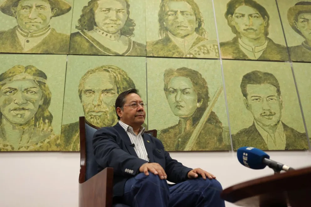El presidente de Bolivia, Luis Arce, habla en una entrevista con EFE el martes, en la Casa Grande del Pueblo, en La Paz (Bolivia). Foto: EFE