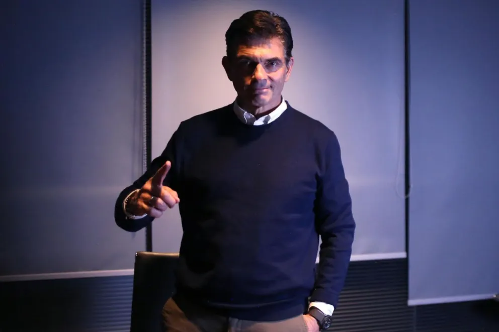 El ganador de las elecciones presidenciales en Bolivia, Rodrigo Paz Pereira, posa durante una entrevista con EFE, en La Paz (Bolivia). Foto: EFE