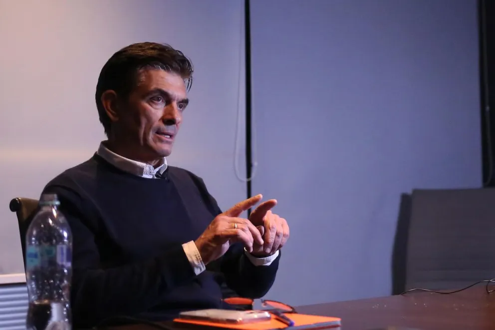 El ganador de las elecciones presidenciales en Bolivia, Rodrigo Paz Pereira, habla durante una entrevista con EFE, en La Paz (Bolivia). Foto: EFE