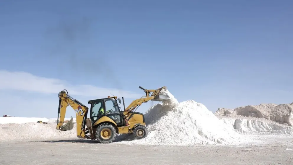 Una excavadora en el complejo industrial en Potosí, Bolivia, en diciembre de 2023. Gaston Brito/Getty Images