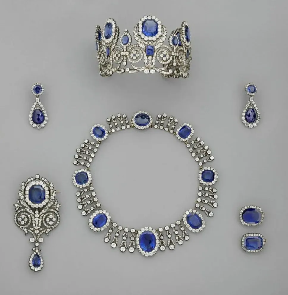 Imagen facilitada del juego formado por una diadema de la reina María Amelia y de la reina Hortensia, un collar del conjunto de zafiro de las mismas reinas y un pendiente de ese mismo conjunto sustraídos del Museo del Louvre, en París. EFE
