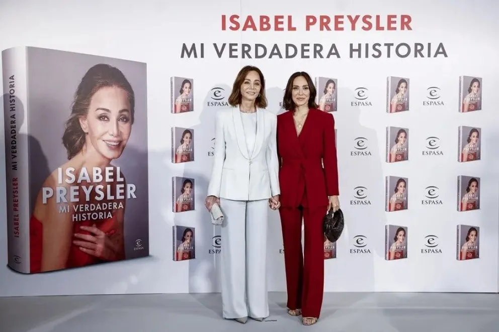 Isabel Preysler junto a su hija, Tamara Falcó (d) posa antes de presentar sus memorias, este miércoles en Madrid. EFE