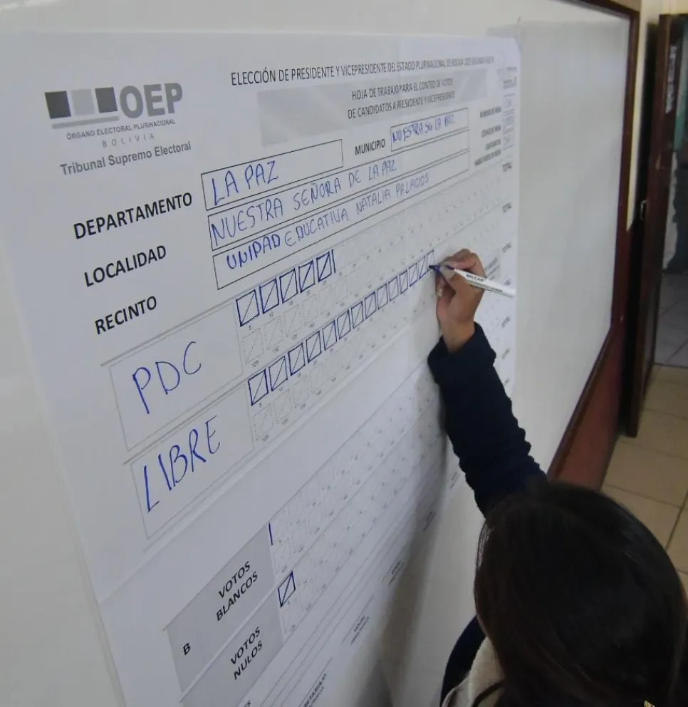 Un conteo en una mesa de votación el domingo. Foto: APG