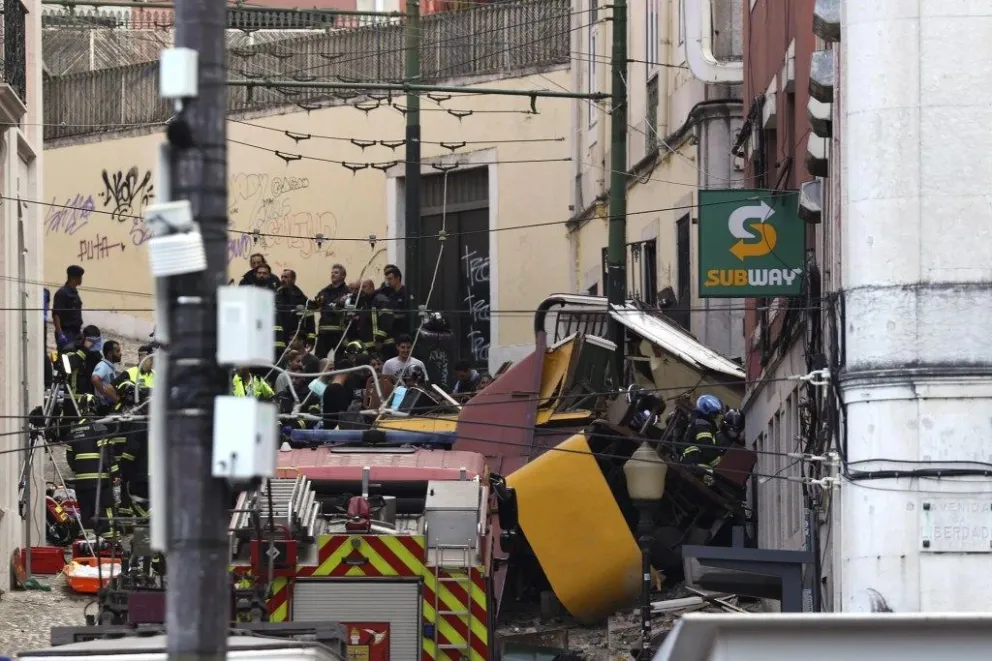 Imagen de archivo del accidente del Ascensor de Gloria (Elevador de Glória), uno de los principales funiculares turísticos, del centro de Lisboa. EFE