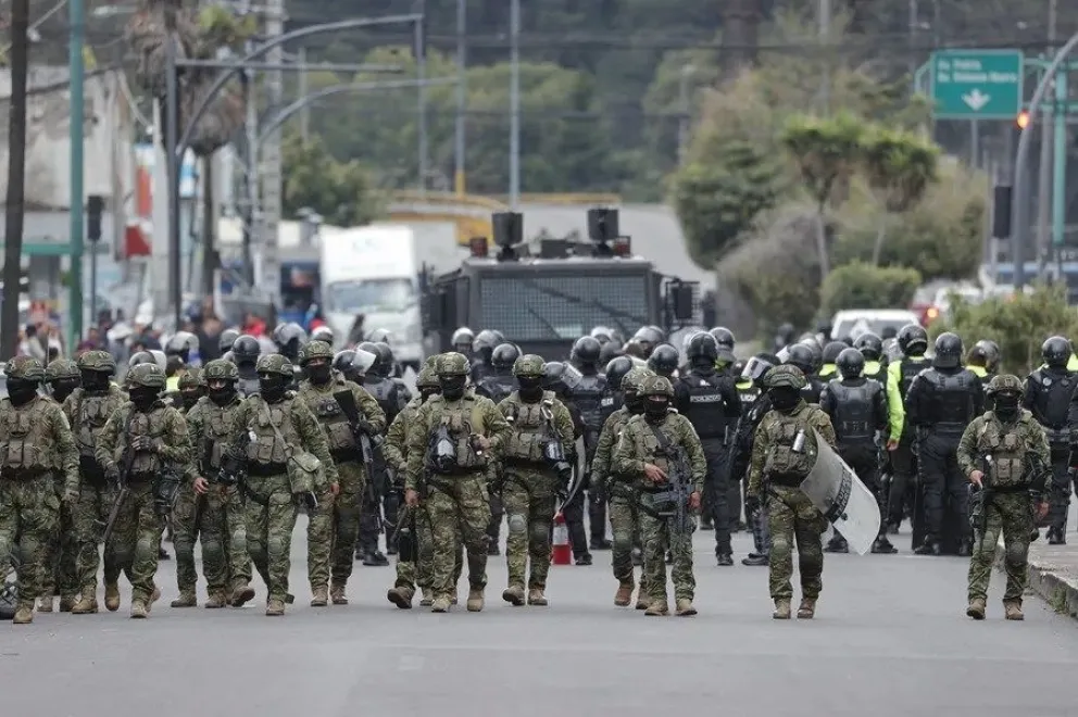 Integrantes de las Fuerzas Armadas de Ecuador prestan vigilancia durante una protesta. EFE
