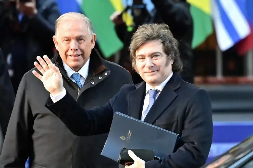Fotografía de archivo del canciller de Argentina, Gerardo Werthein (i), junto al presidente del país, Javier Milei. EFE