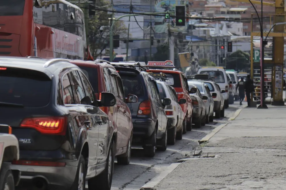 Vehículos hacen fila para cargar combustible (imagen referencial). Foto: APG 