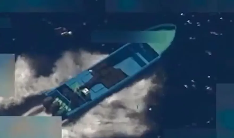 Captura de video que publicó el secretario de Defensa del ataque a la embarcación.