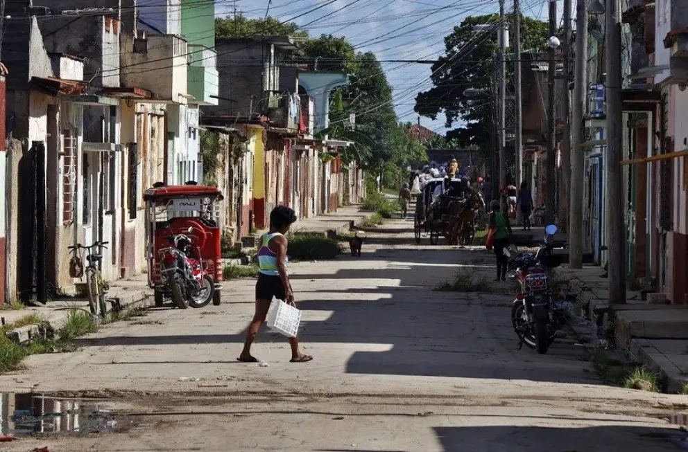 Una persona caminan en una calle de Cuba. Foto archivo