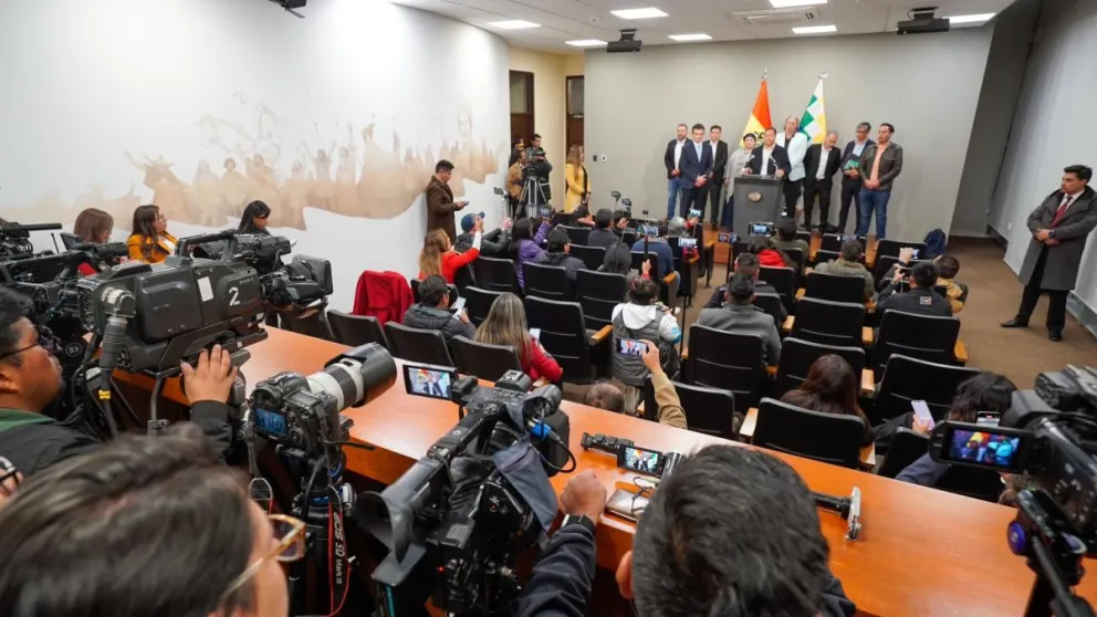 La rueda de prensa después de la reunión que sostuvieron los equipos de Arce y de Paz, tras la primera ronda. Foto: RRSS del Primer Mandatario 