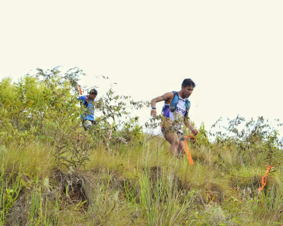 Dos atletas en una pasada carrera. Foto: Skyrunning Bolivia.