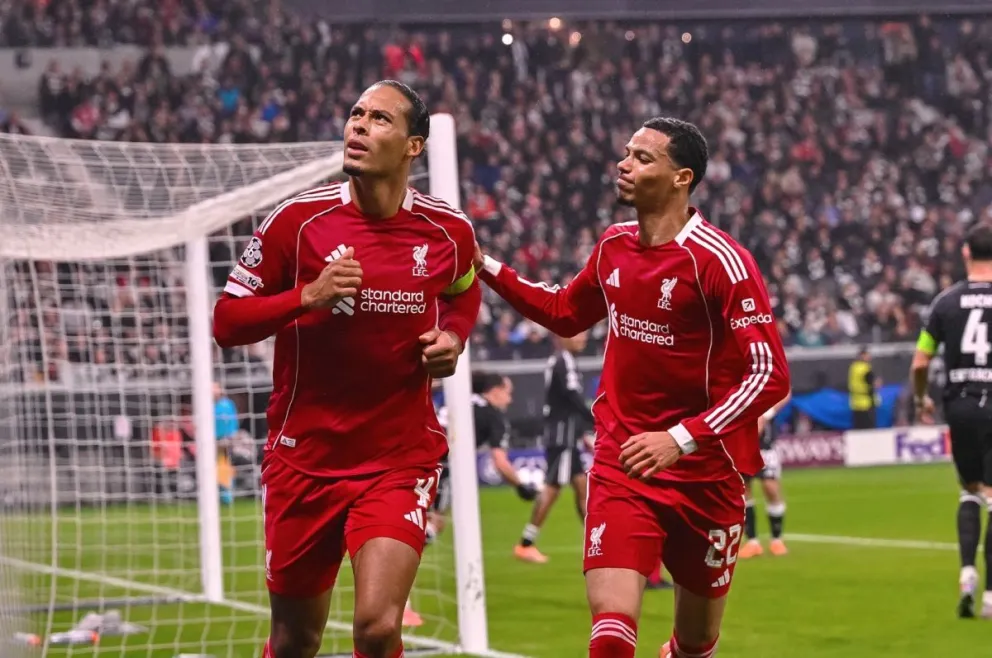 Van Dijk (izq.) festeja su tanto con Ekitike. Foto: Liverpool FC.