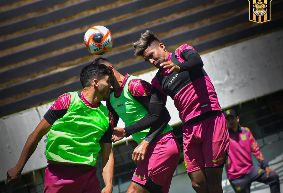 El plantel atigrado en pleno entrenamiento. Foto: Club The Strongest.