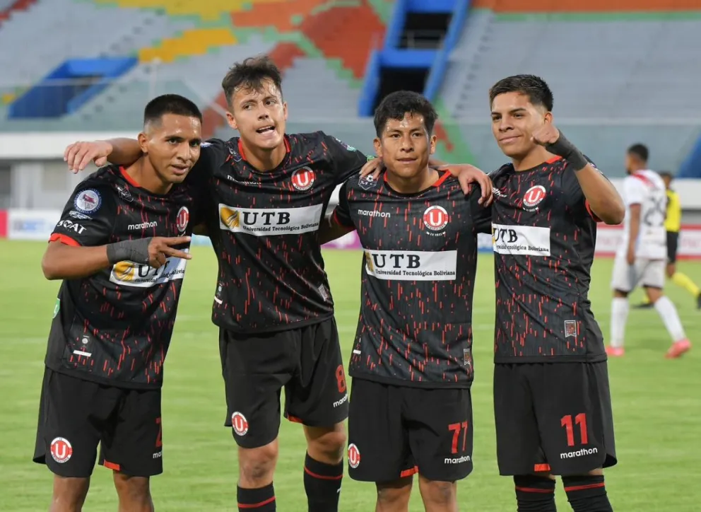Jugadores del cuadro de Vinto festejan por uno de sus goles. Foto: APG.