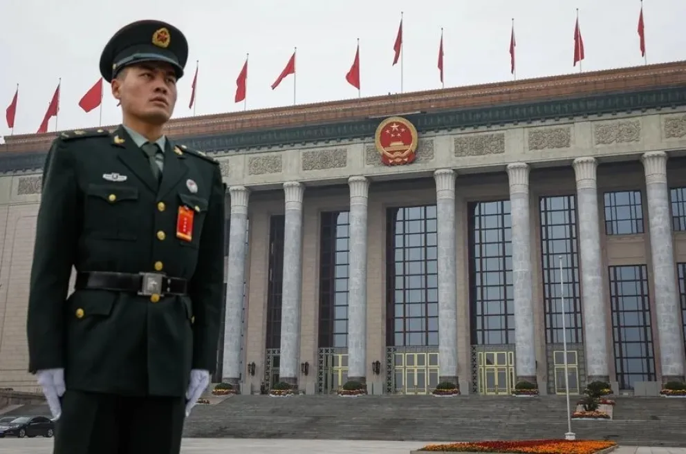 Soldados del Ejército Popular de Liberación (EPL) montan guardia frente al Gran Palacio del Pueblo. Foto: EFE