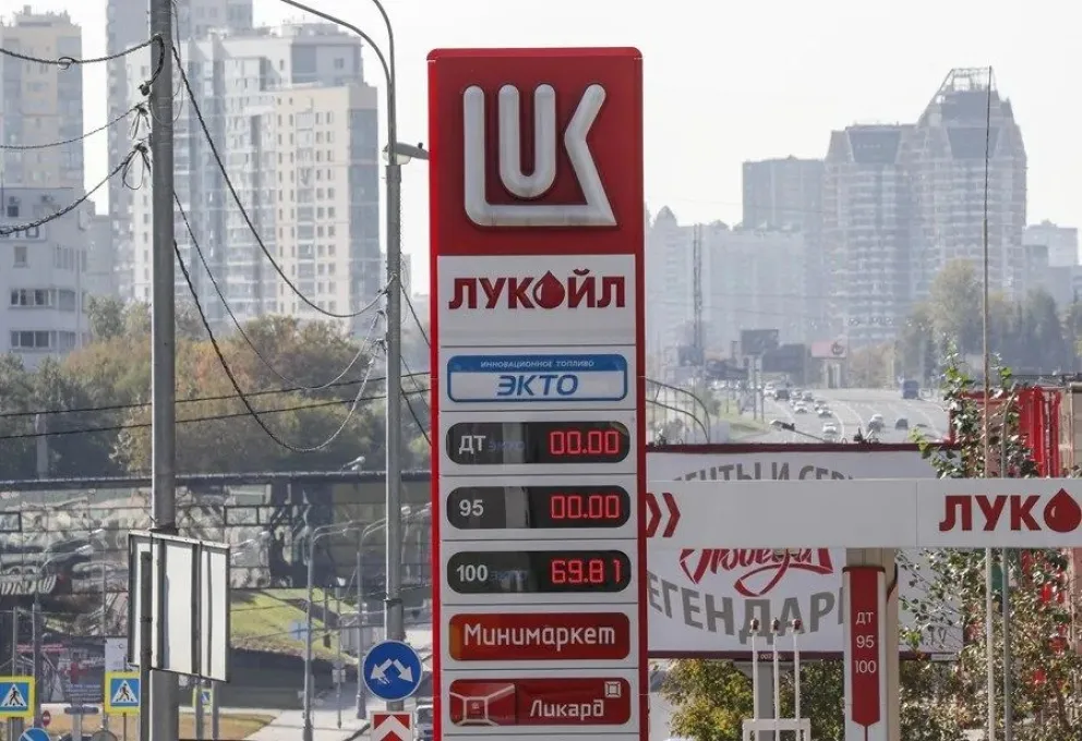 Vista de un cartel de precios de una gasolinera Lukoil. EFE/EPA