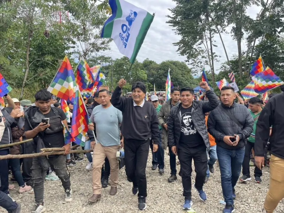 Evo Morales, junto a representantes y con seguridad de cocaleros con palos en el Chapare. Foto: RRSS del exmandatario