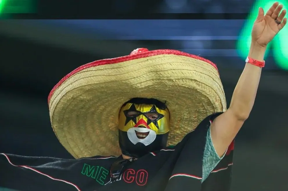 Un aficionado de México anima a su selección en una fotografía de archivo. EFE