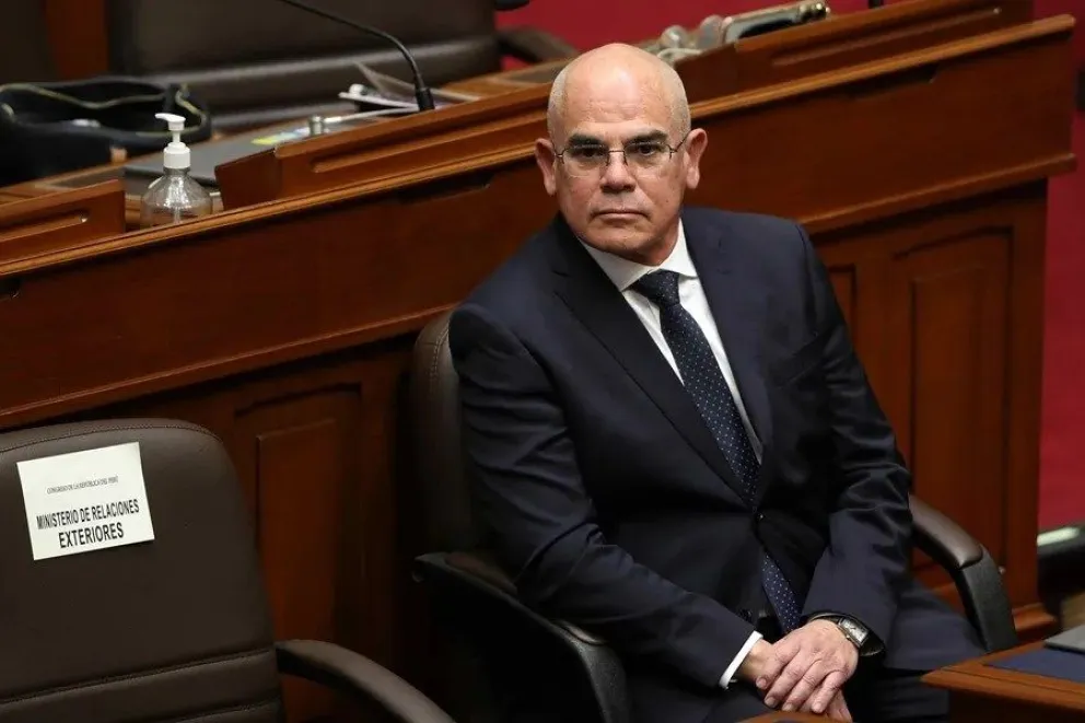 El primer ministro de Perú, Ernesto Álvarez (i) asiste a una sesión del Congreso este miércoles, en Lima (Perú). EFE