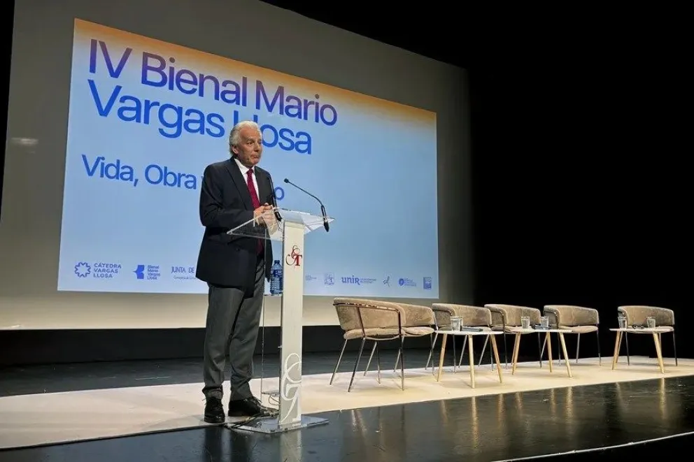 El ensayista Álvaro Vargas Llosa durante la VI Bienal Vargas Llosa que se celebra hoy miércoles en el Gran Teatro de Cáceres. EFE