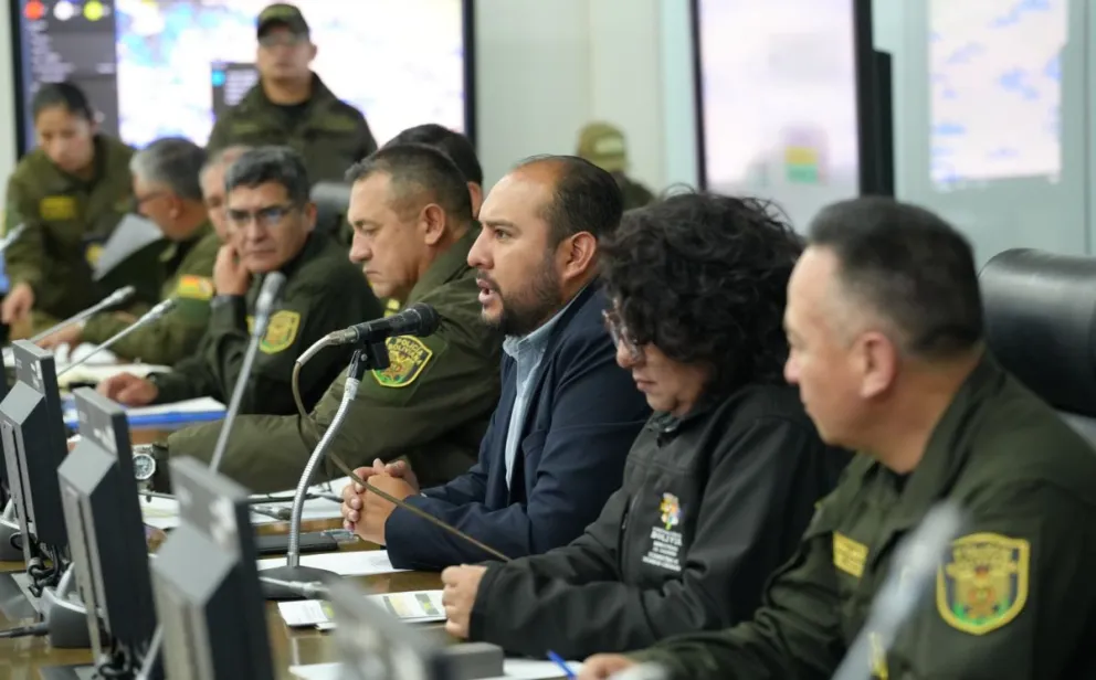 El ministro de Gobierno con jefes policiales. Foto: Policía Boliviana