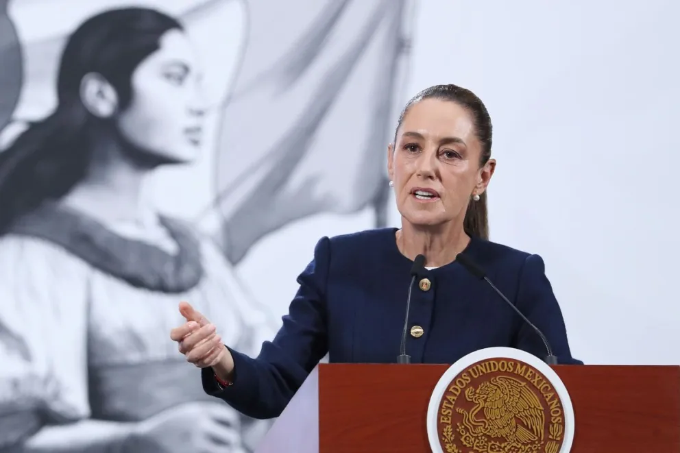 La presidenta de México, Claudia Sheinbaum, habla durante su conferencia de prensa este lunes en Palacio Nacional de la Ciudad de México. Foto: EFE