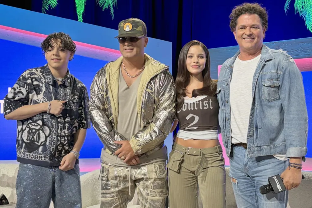 Los cantantes Xavi (izq.), Wisin, Emilia y Carlos Vives posan en el día de la Semana de la Música Latina de Billboard, en Miami Beach. Foto: EFE