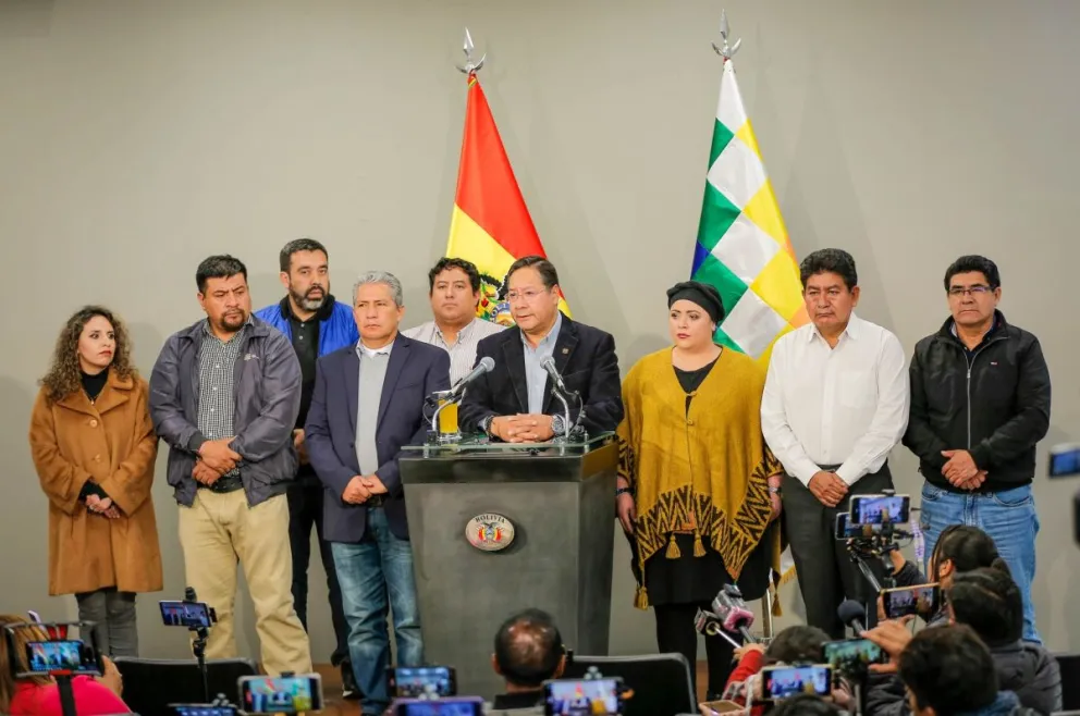 El presidente Luis Arce, junto a parte de su gabinete. Foto: RRSS del mandatario 