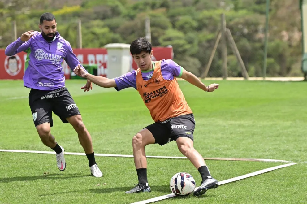Miguel Terceros elude a un compañero en un entrenamiento del América MG. Foto: AMG