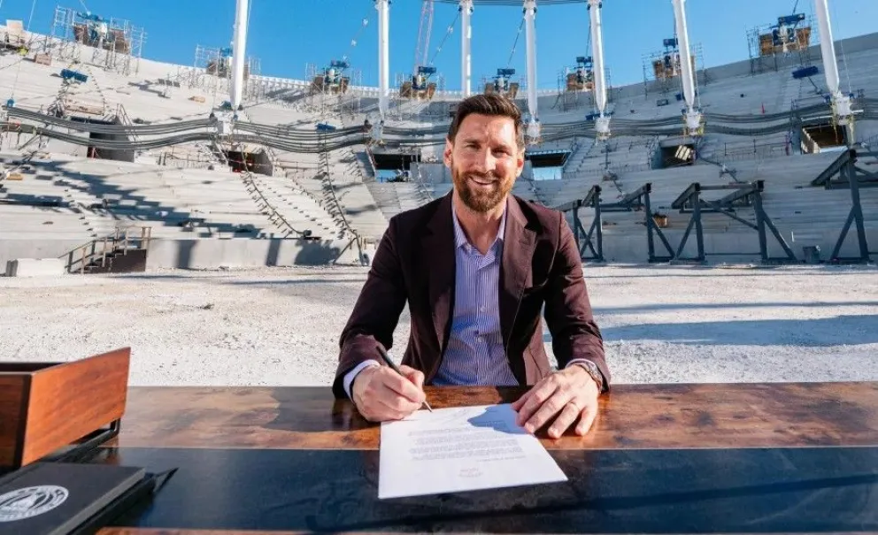 Lionel Messi en el momento de estampar su firma en el contrato. Foto: Inter Miami
