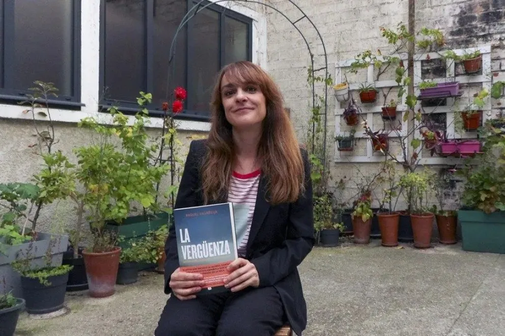 Raquel Villaécija, periodista y autora del libro 'La Vergüenza. Crónica del juicio del caso Pelicot' (Penguin Random House), posa junto a su obra durante una entrevista con EFE en París. EFE