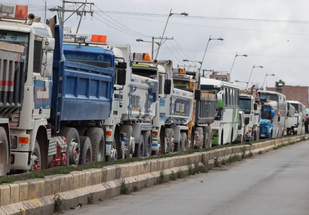 Conductores de camiones forman fila en una estación de servicio de El Alto para cargar diésel (Imagen referencial). Foto: APG