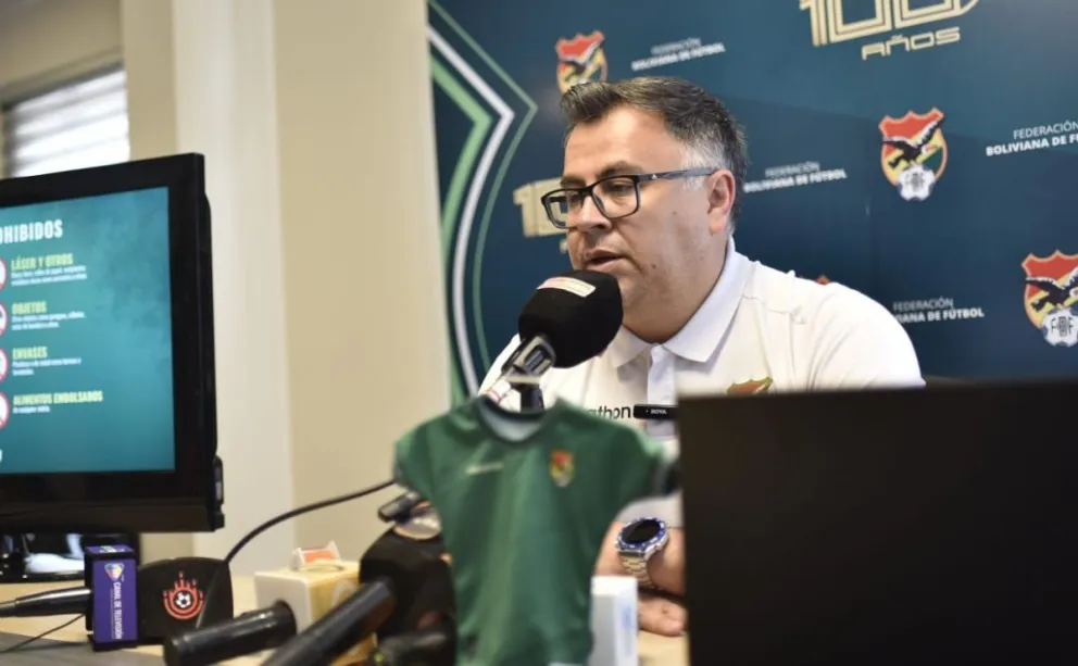 José Claure de la FBF durante la conferencia de prensa que ofreció este jueves. Foto: Agencia Marka Registrada