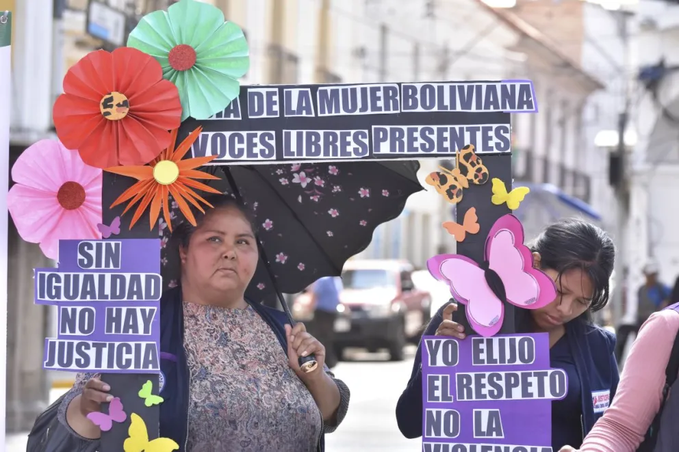 Protesta del colectivo de mujeres Voces libres contra el feminicidio. FOTO: APG
