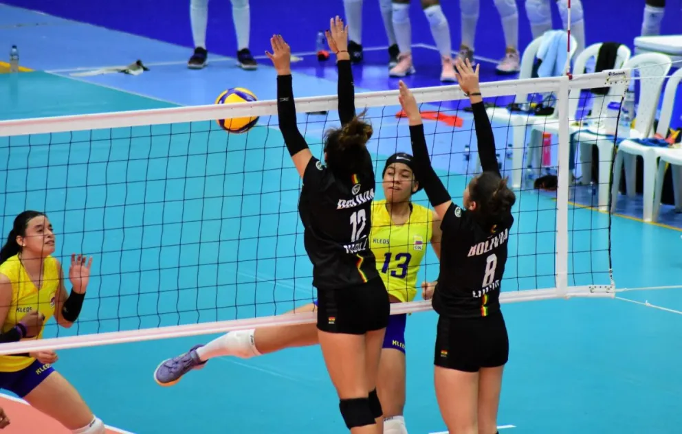 Partido del voleibol femenino entre Bolivia (de negro) y Colombia en los Juegos de 2022. Foto: Valledupar 2022.
