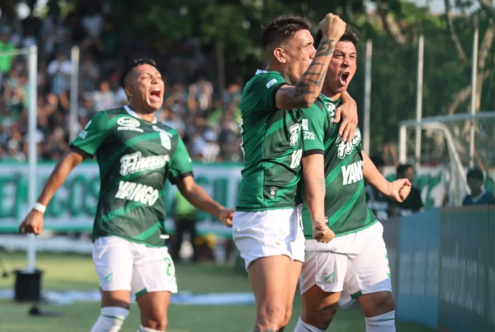 Los refineros celebran el primer gol marcado por Jonatan Cristaldo Foto: Agencia Marka Registrada